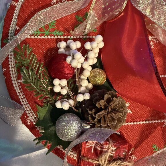 15" Holiday Wreath - Picture 4 of 6